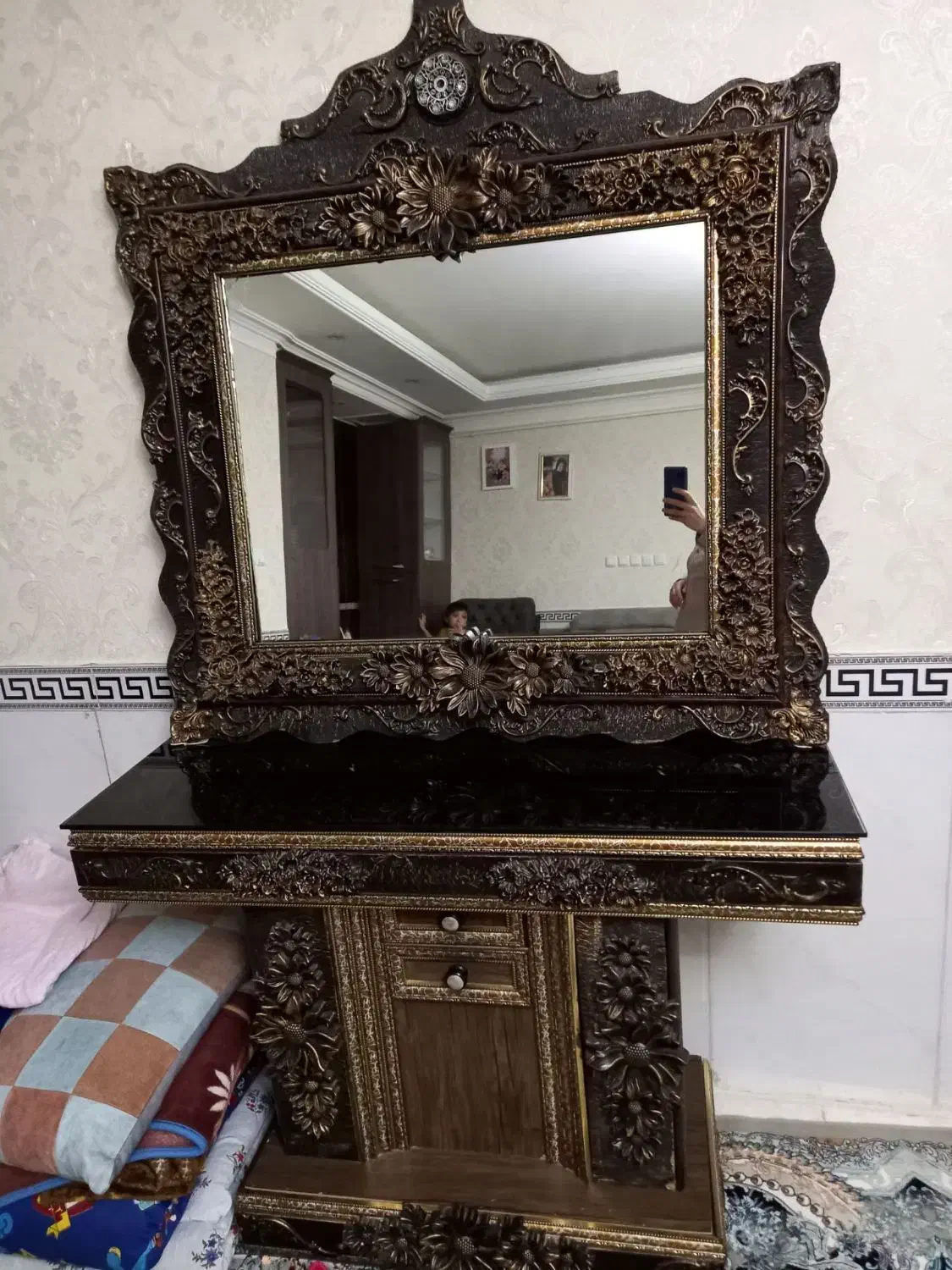 آینه|آینه|کرج, کلاک بالا|دیوار