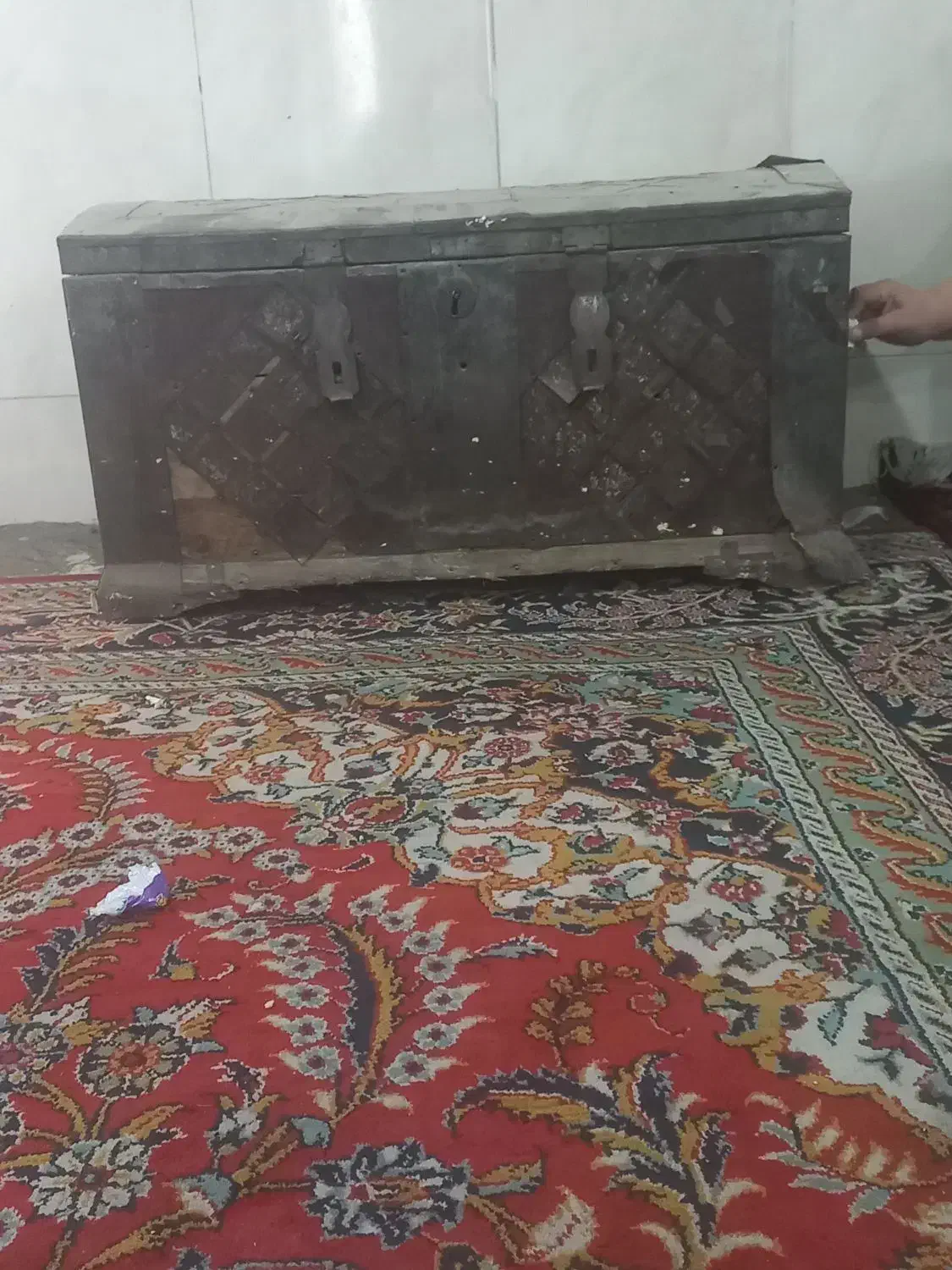 صندوقچه،صندوق عتیقه بسیار قدیمی|کلکسیون اشیاء عتیقه|مشهد, سجادیه|دیوار