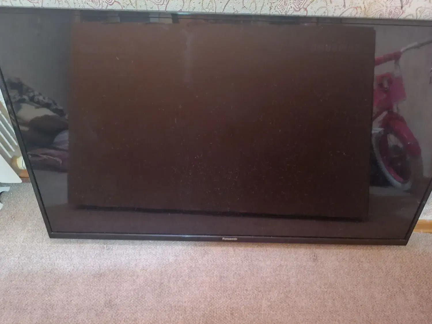 تلویزیون گوشه کوچکی از ال سی دیش شکسته|تلویزیون و پروژکتور|صدرا-فارس, فاز ۲|دیوار