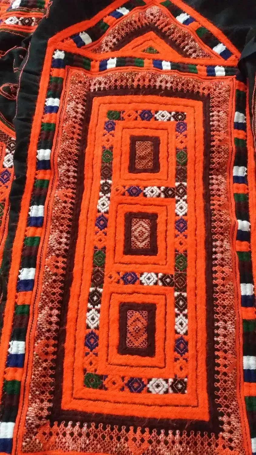 دوزنده زی آستین|لباس|سراوان, |دیوار