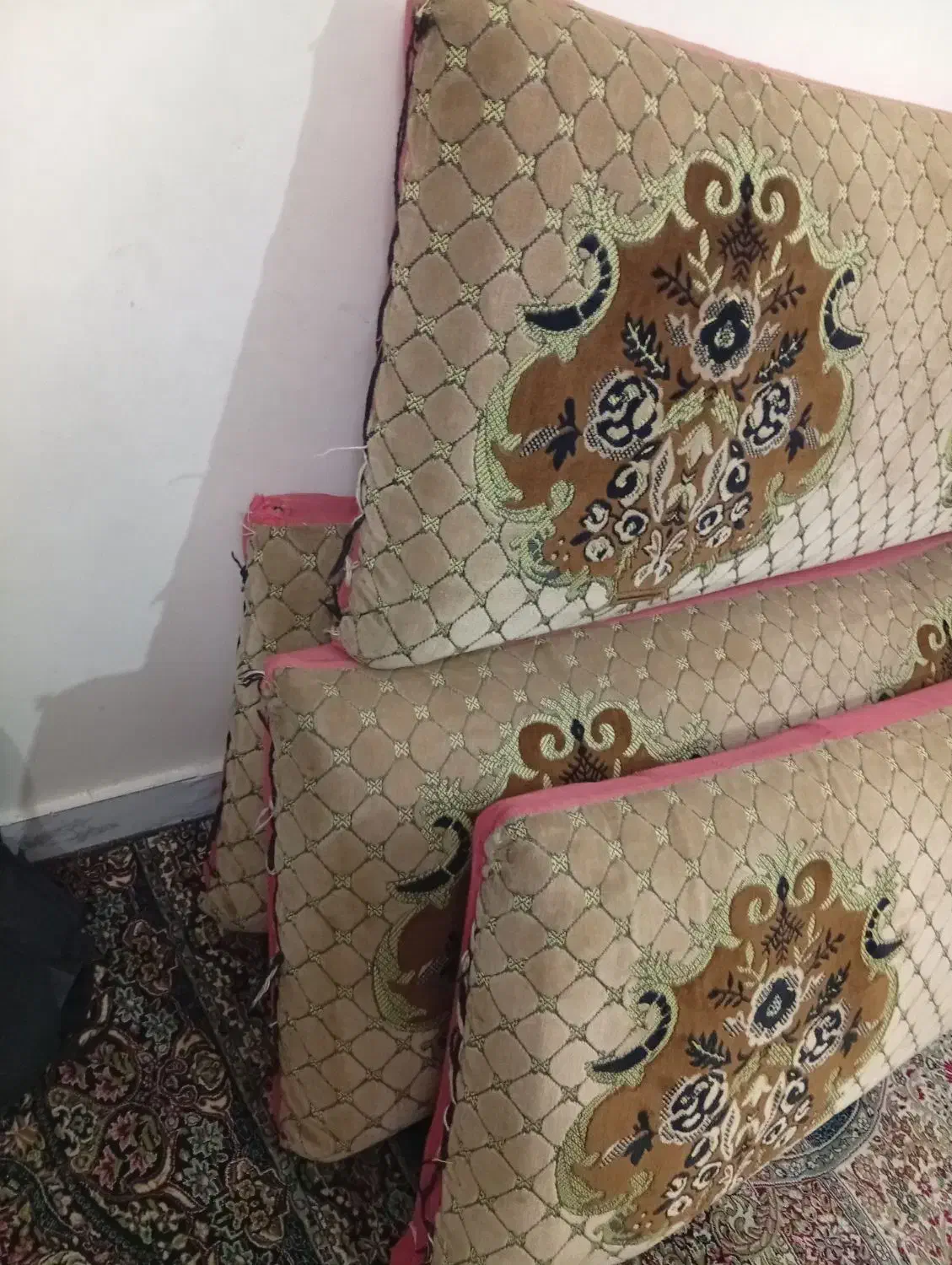 پشتی دونفره دو جفت اما نخ در حد نو کمکار|پشتی|مشهد, نظام دوست|دیوار