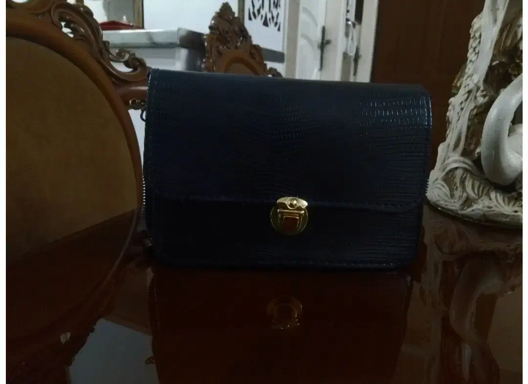 کیف|کیف، کفش، کمربند|میانه, |دیوار