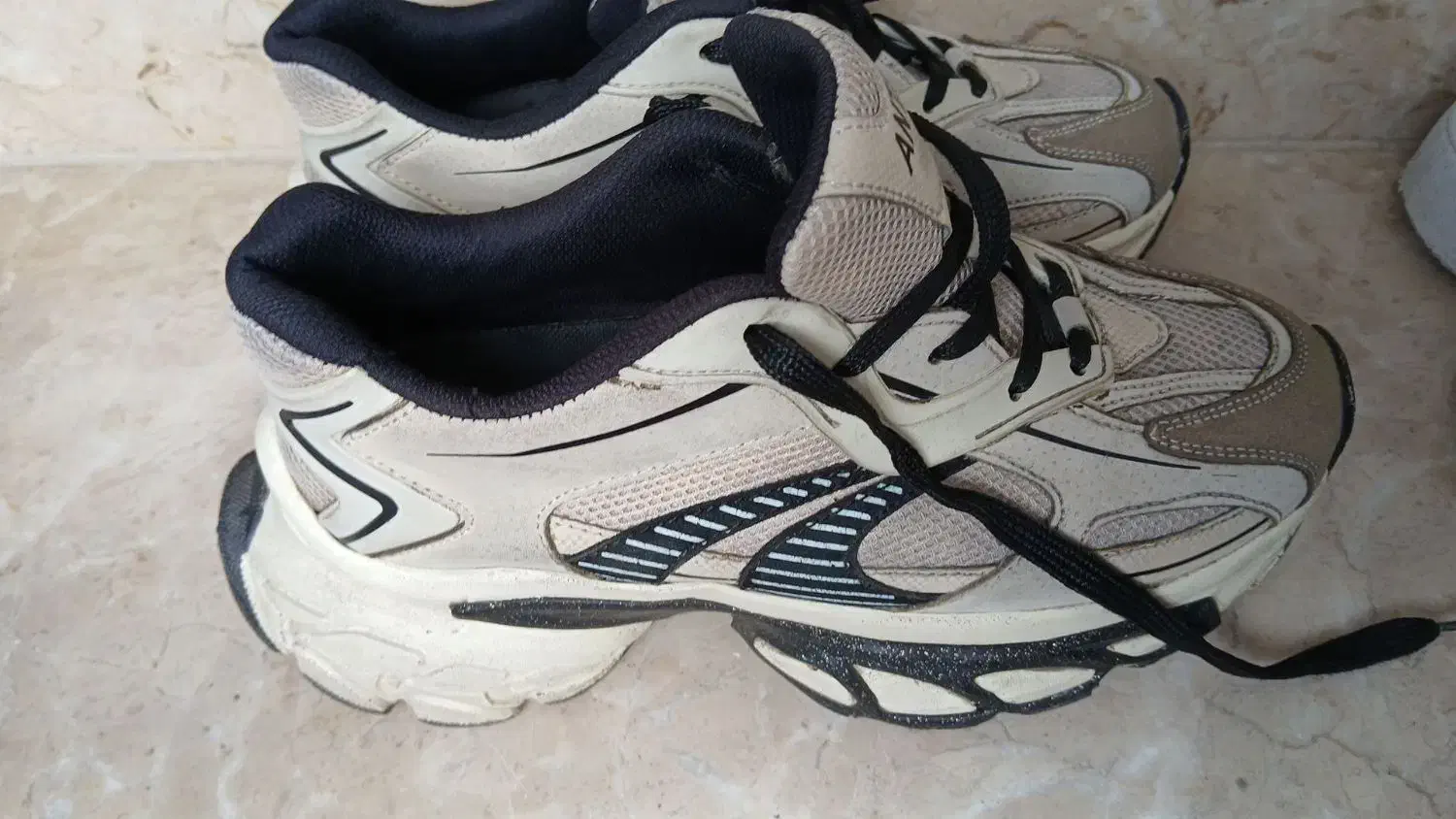 کتونی|کیف، کفش، کمربند|رشت, پیرکلاچای|دیوار