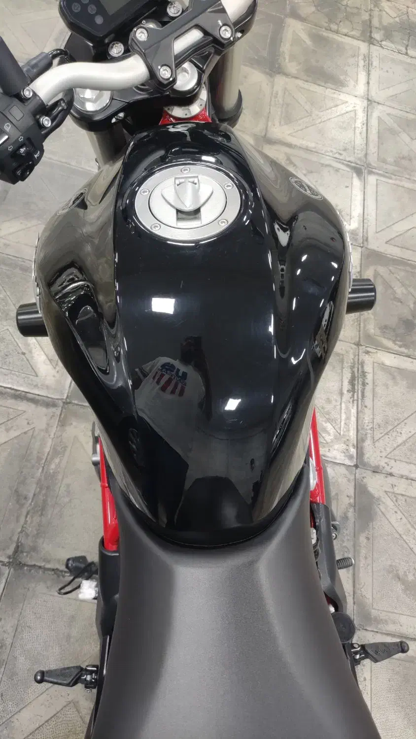 بنلی 300|موتورسیکلت|اندیشه, اندیشه فاز ۱|دیوار