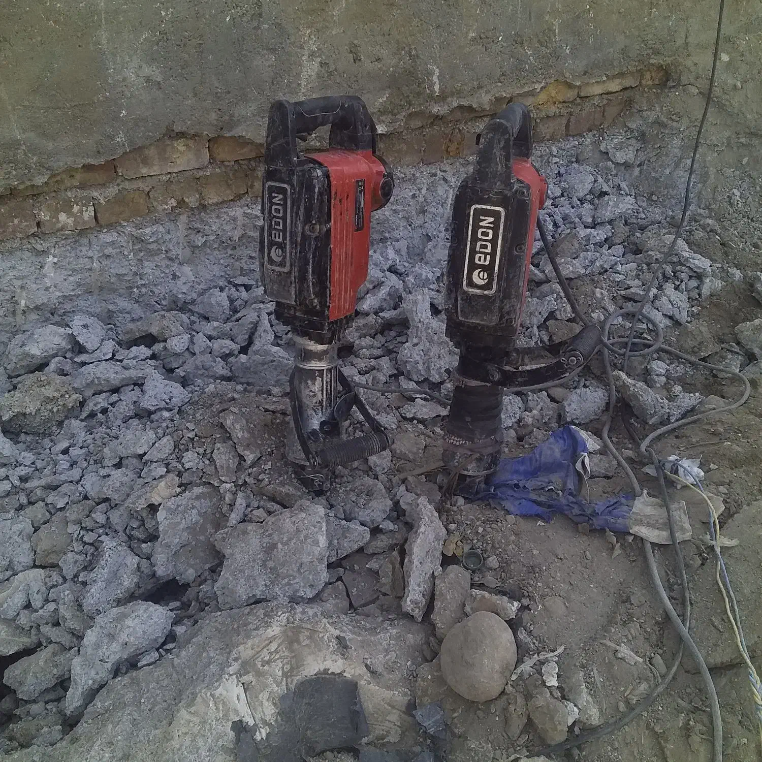 انجام انواع کار پیکور تخریب سقف ستون کنده کاری|خدمات پیشه و مهارت|ایرانشهر, |دیوار