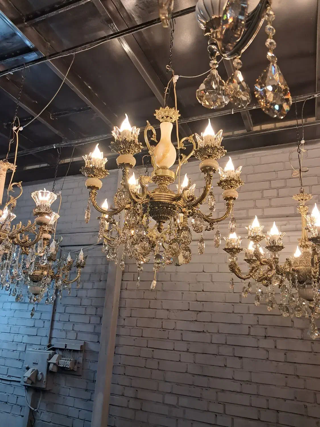 لوستر سنگی|لوستر و چراغ آویز|اصفهان, باغ فدک|دیوار