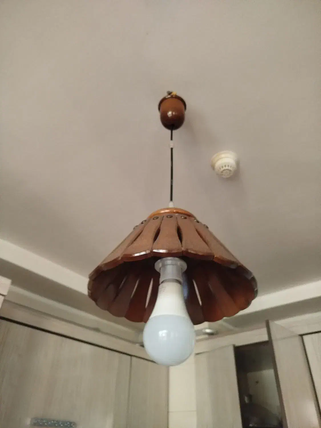 لوستر چوبی کاملا سالم و در حد نو|لوستر و چراغ آویز|اردبیل, |دیوار