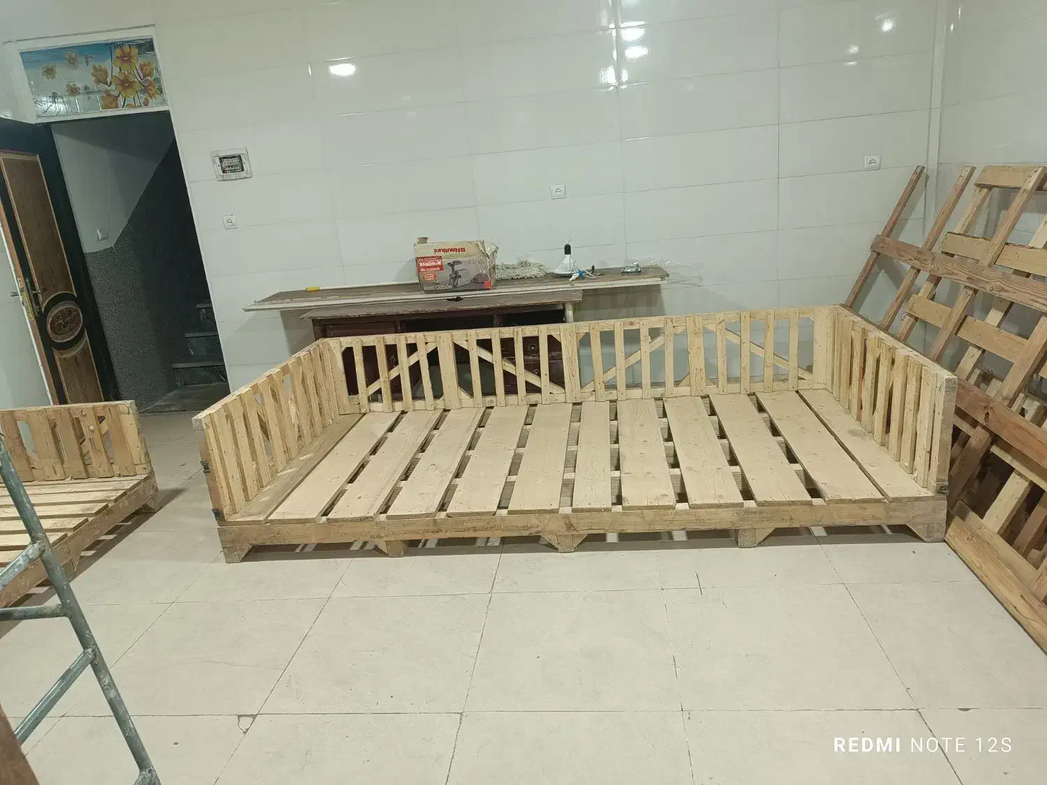 دو عدد تخت|تخت و سرویس خواب|قم, نیروگاه|دیوار