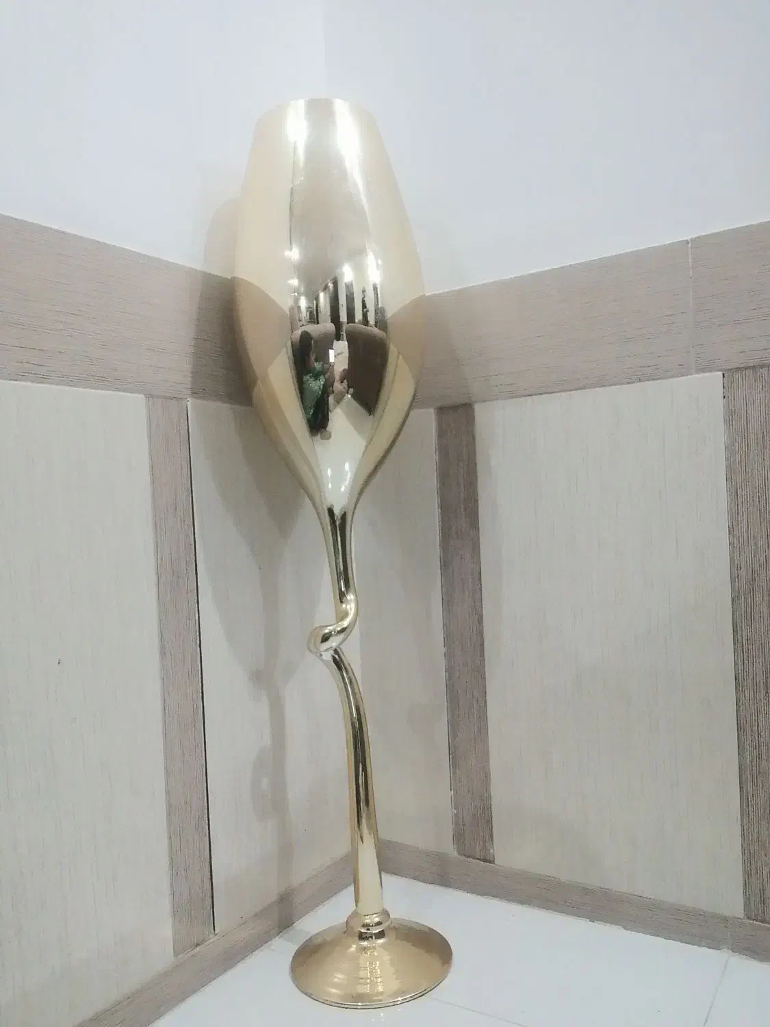 گلدان شیشه ای|گل مصنوعی|تربت جام, میان جام|دیوار