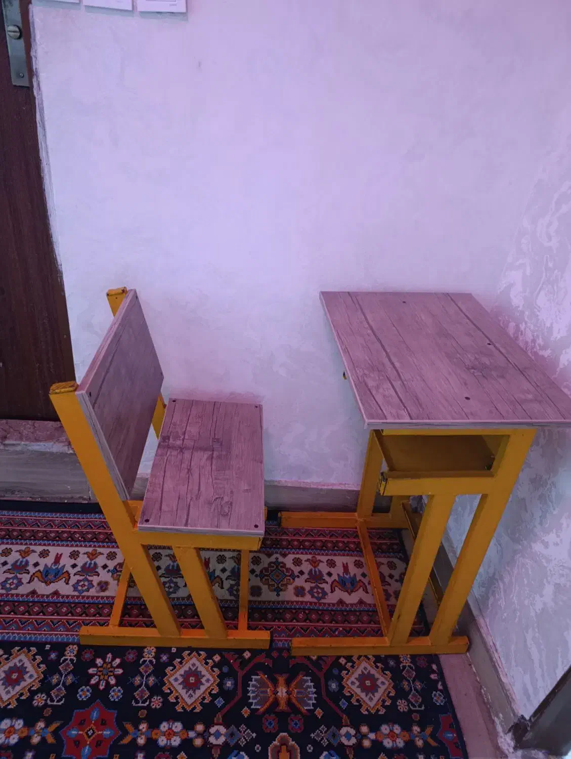 نیمکت و میز|میز تحریر و کامپیوتر|هشتگرد, فاز ۲ مهستان|دیوار