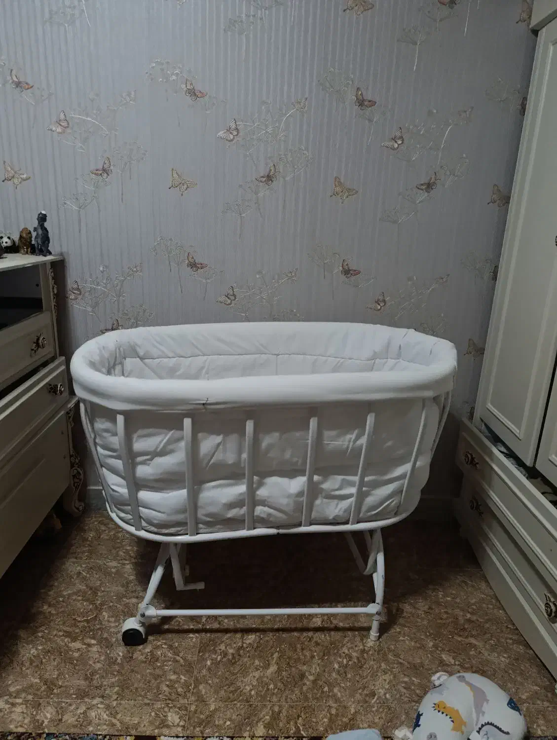 تخت نوزاد|تخت و صندلی بچه|چمستان, |دیوار