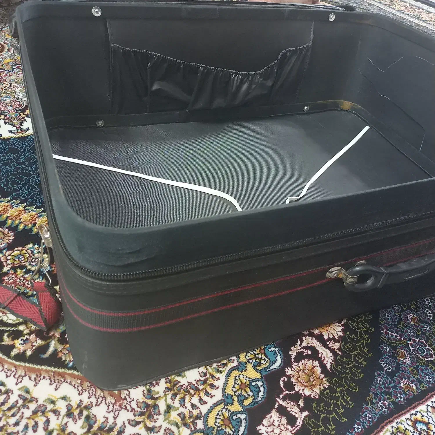 چمدان|کیف، کفش، کمربند|قم, چهل درخت‎|دیوار