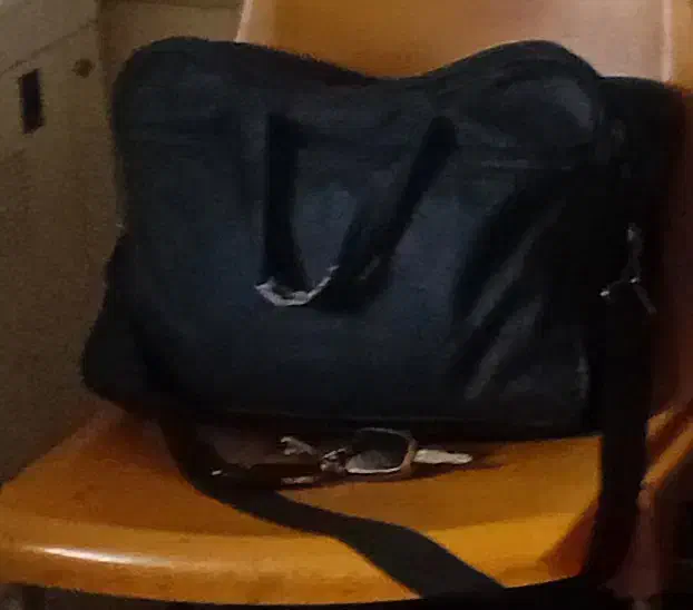 کیف حاوی مدارک گم شده|کیف، کفش، کمربند|میانه, |دیوار