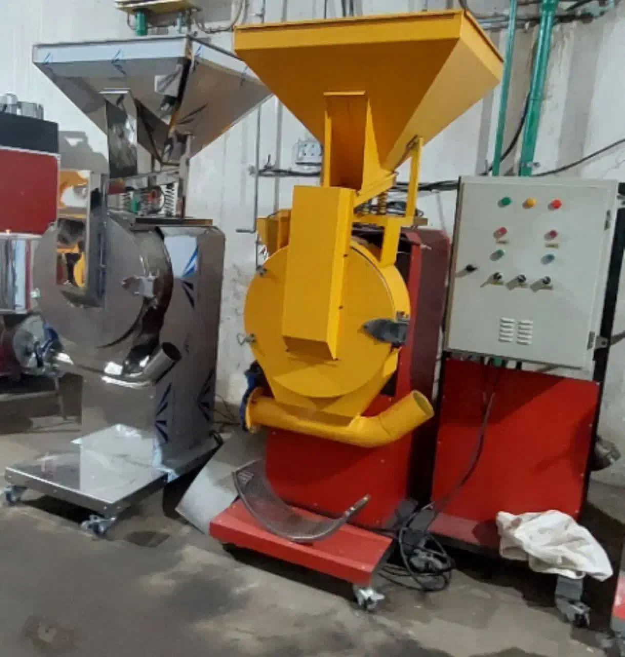 اسیاب کردن ادویه جات و گندم و جو|ماشینآلات صنعتی|کهک, |دیوار