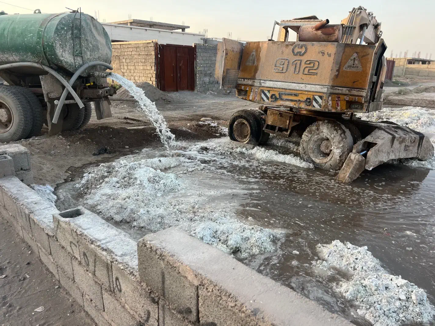 اجرای شفته،خاکبرداری،تانکر آب،آهک|مصالح و تجهیزات ساختمان|سیرجان, |دیوار