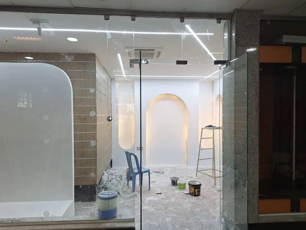 نقاشی وکناف ساختمان در و پنجره با  نازلترین قیمت|خدمات پیشه و مهارت|جهرم, |دیوار