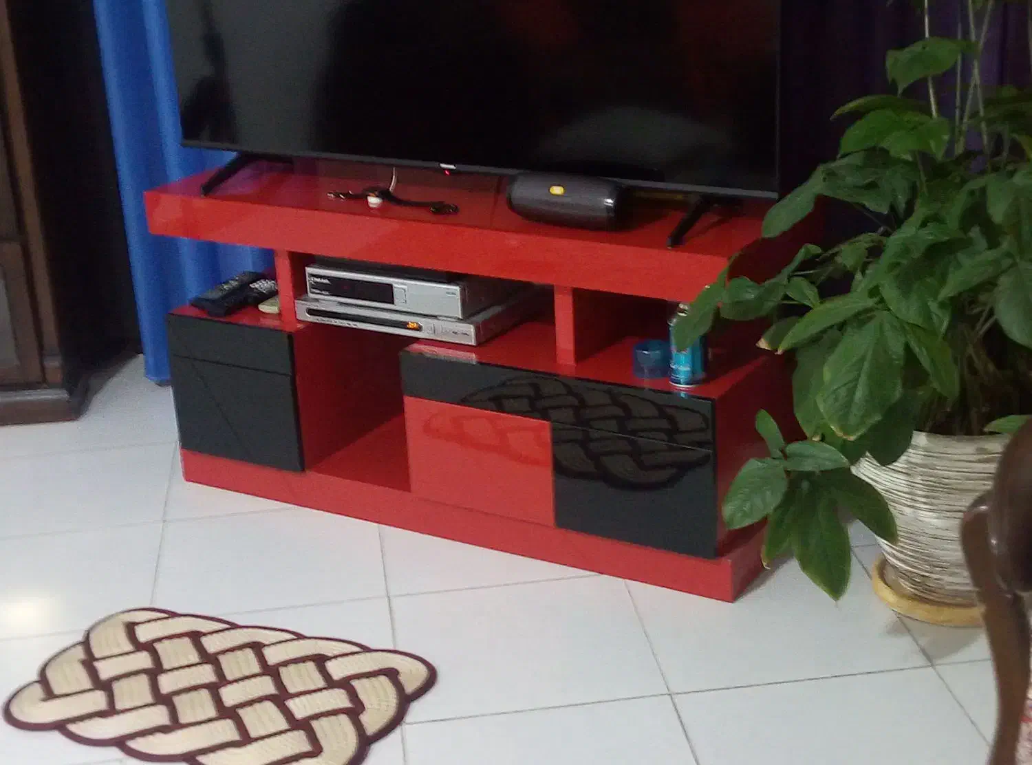 ال ای دی ۵۵هوشمند هایسنس و میز گلس|میز تلویزیون|مشهد, الهیه|دیوار