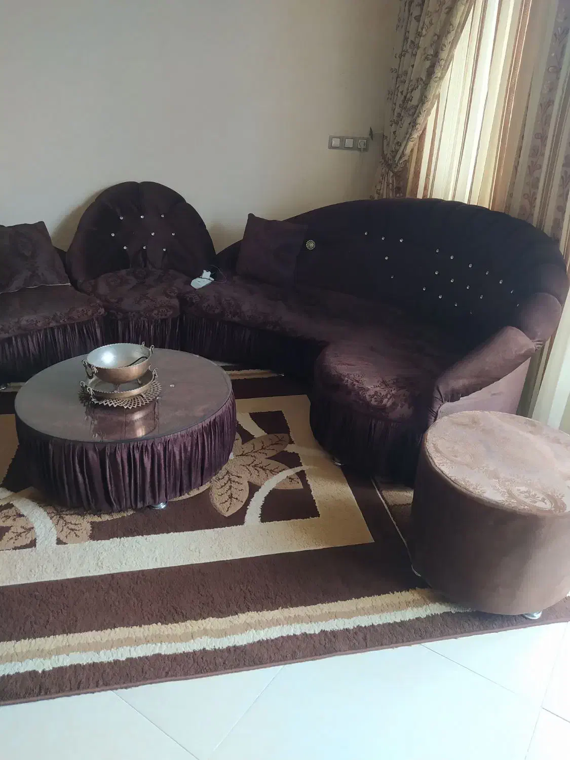 مبل راحتی ۹ نفره یه میز وسط با شیشه سالم|مبلمان خانگی و میز عسلی|دیشموک, |دیوار