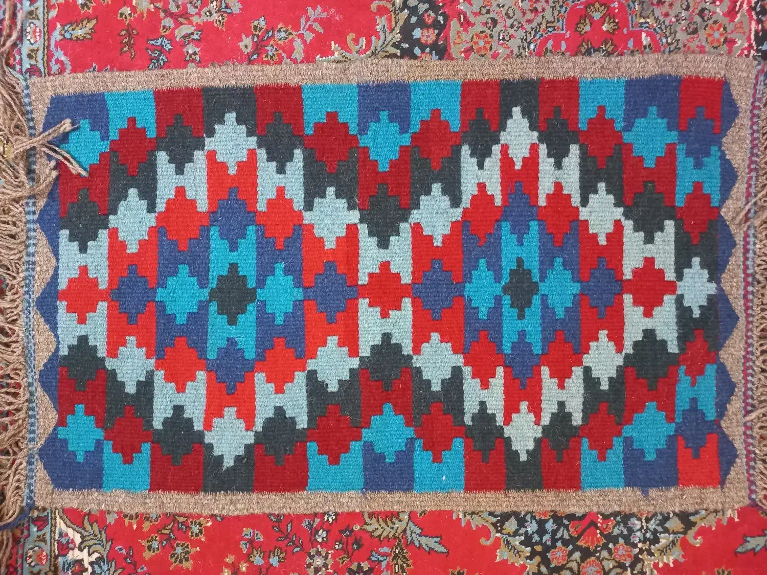 پادری و گلیم بزرگ دست بافت|پادری|اردکان, |دیوار