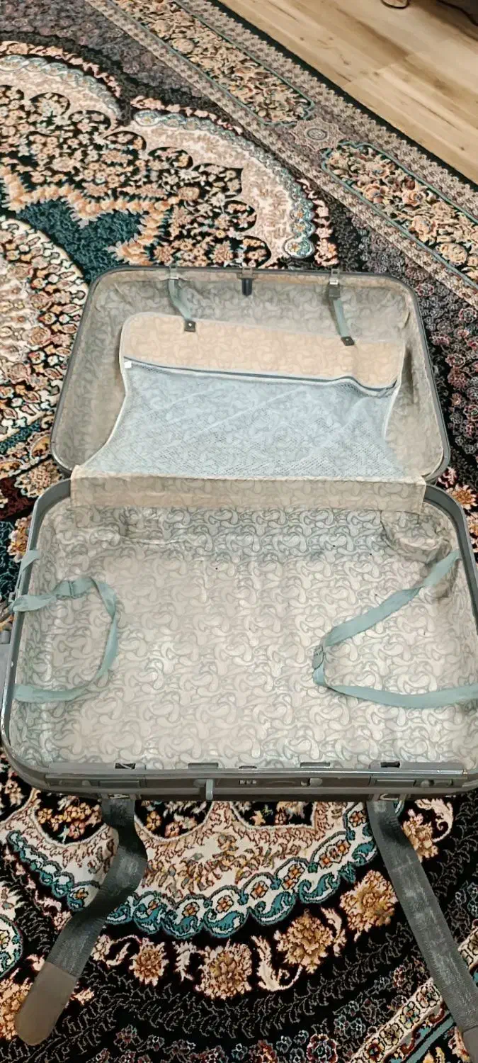 چمدان بزرگ|کیف، کفش، کمربند|رشت, کوی قدس|دیوار