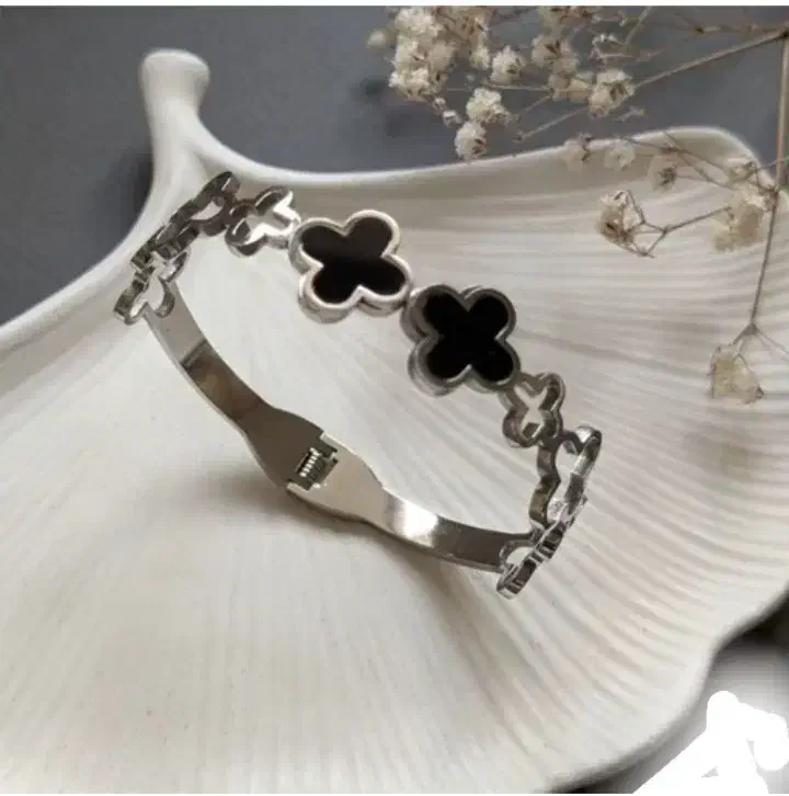 انواع دستبند کارتیر طرح جواهری رنگ ثابت|بدلیجات|ایلام, |دیوار