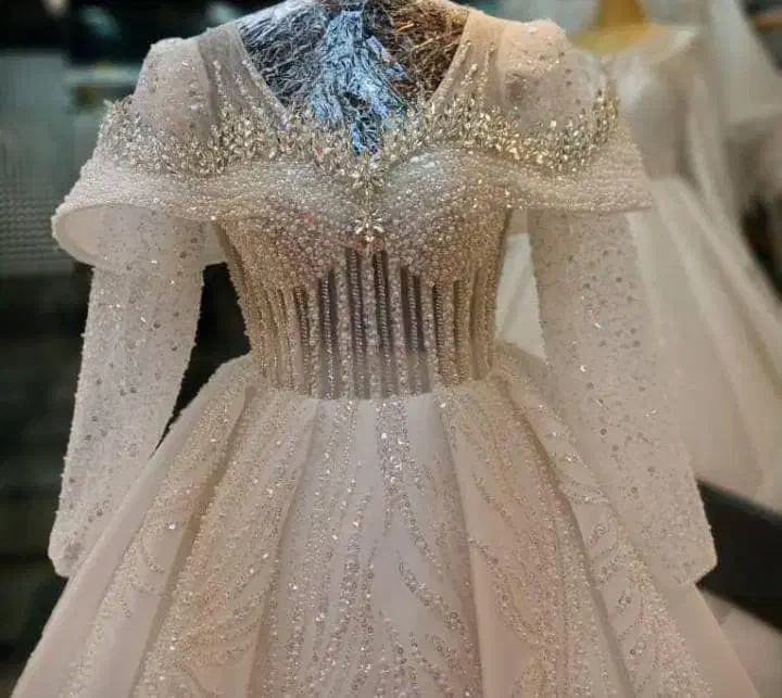 فروش تمام لباسهاو وسایل داخل مزون عروس یکجا|لباس|شیروان (خراسان), |دیوار