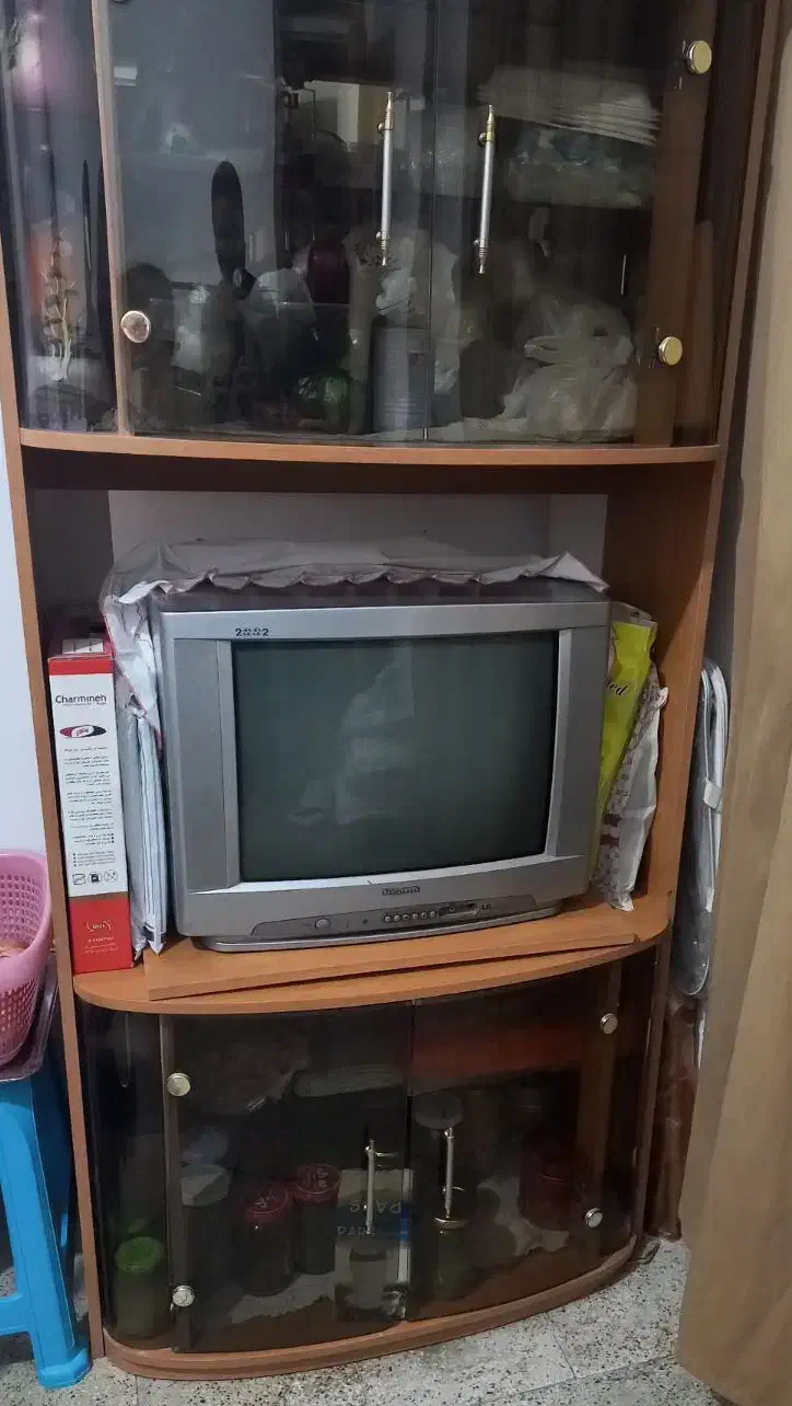 تلوزیون ۲۱ اینچ ال جی سالم.همراه زیر تلوزیونش|تلویزیون و پروژکتور|مرودشت, دولت آباد|دیوار