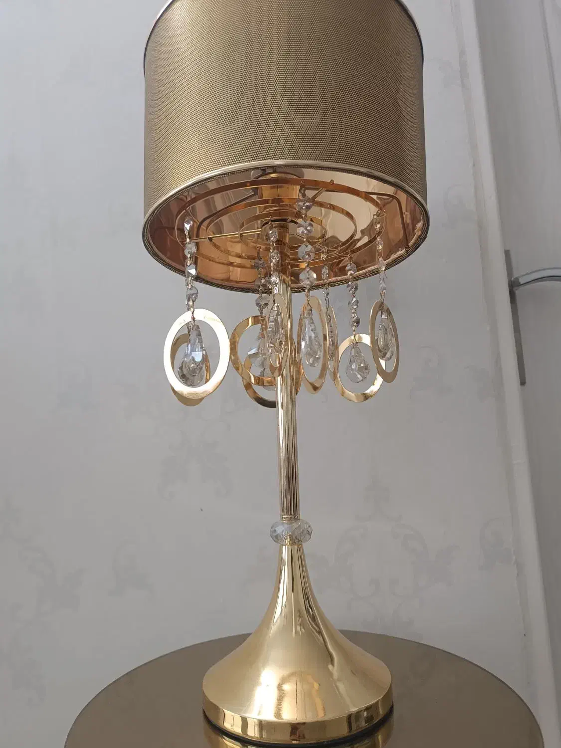 آباژور آباژر کنار سالنی طرح لوستری ست طلایی شیک|چراغ خواب و آباژور|قم, عمار یاسر|دیوار