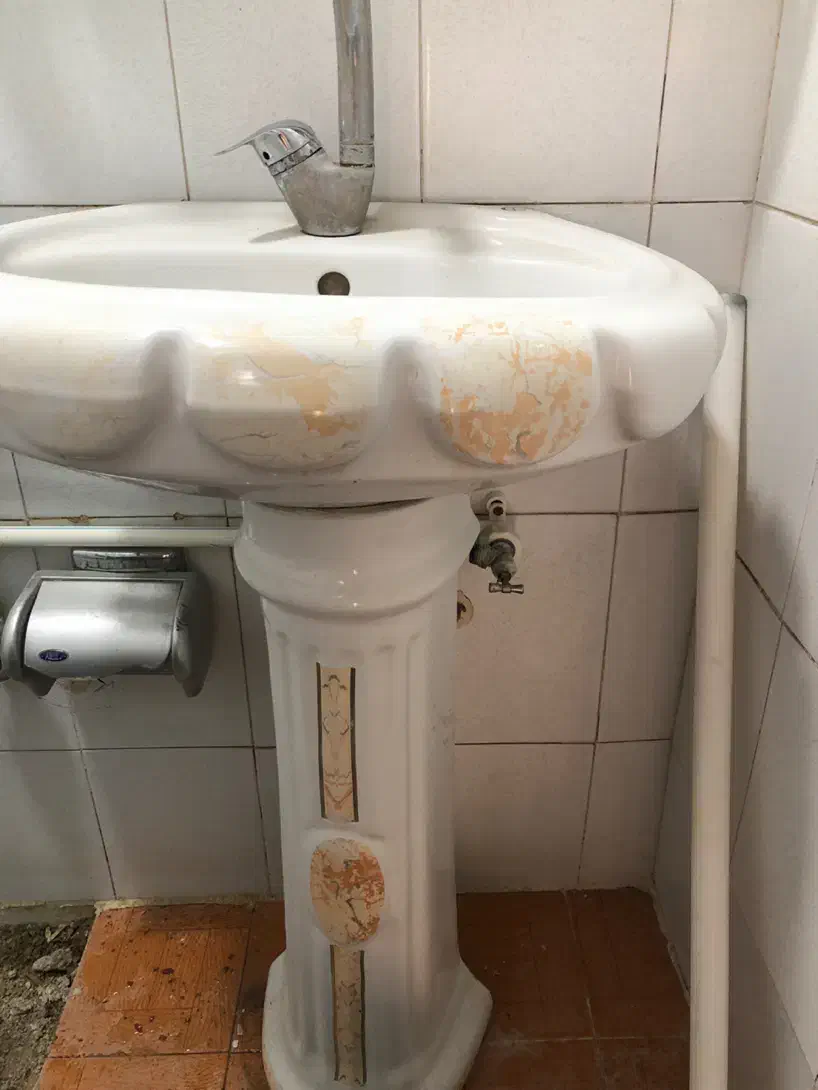 روشویی دو عدد شبیه هم|لوازم سرویس بهداشتی|اراک, |دیوار