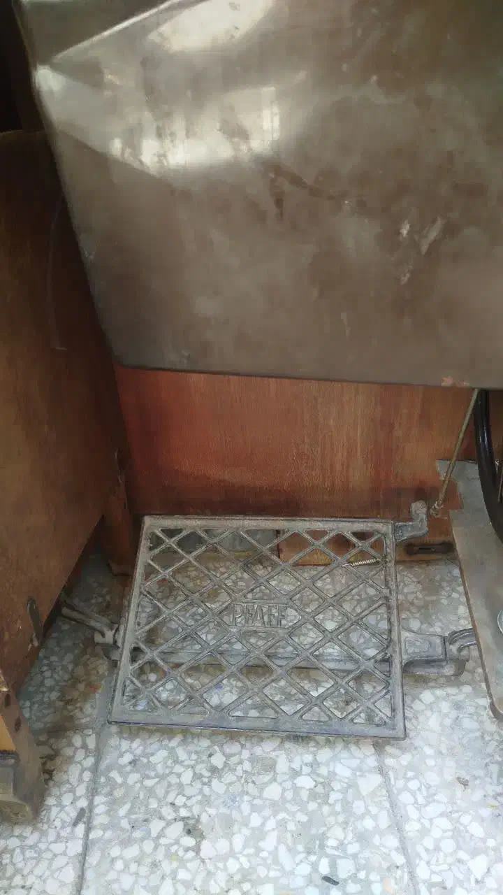 چرخ خیاطی قدیمی فای فای آلمان همراه میز فابریک|کلکسیون اشیاء عتیقه|قم, علی آباد سعدگان|دیوار