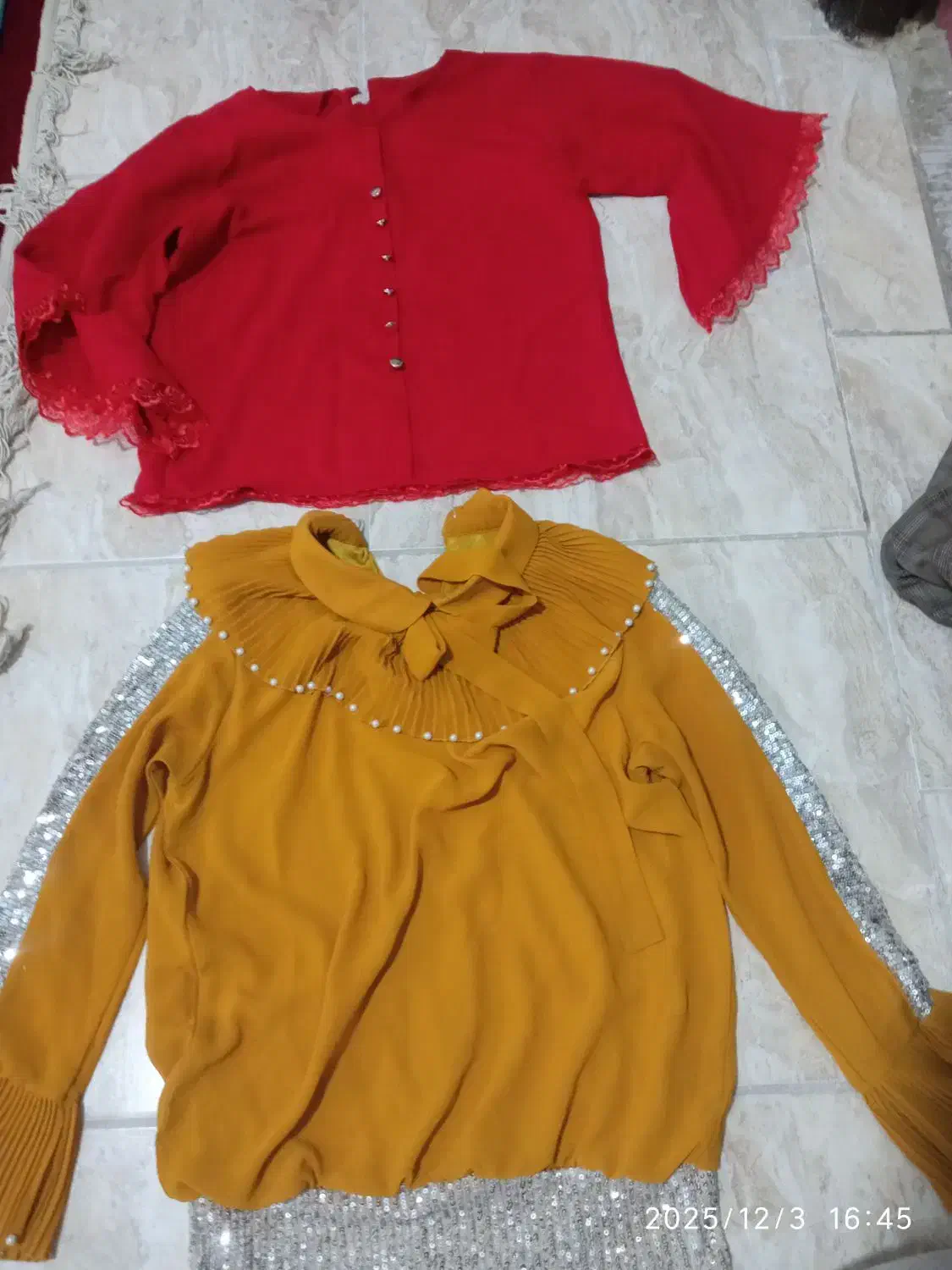 تعدادی لباس و کاپشن و کلاه|لباس|گرگان, |دیوار