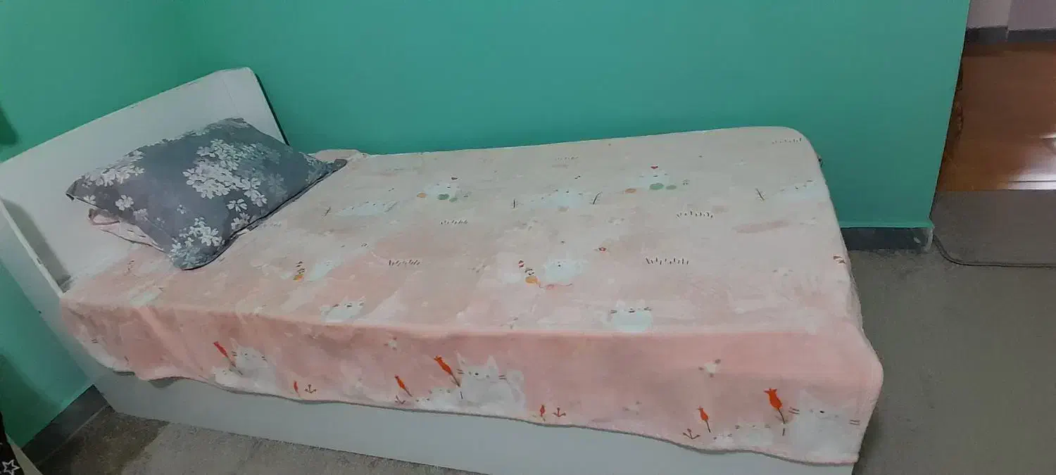 تخت تک نفره|تخت و سرویس خواب|پره‌سر, |دیوار