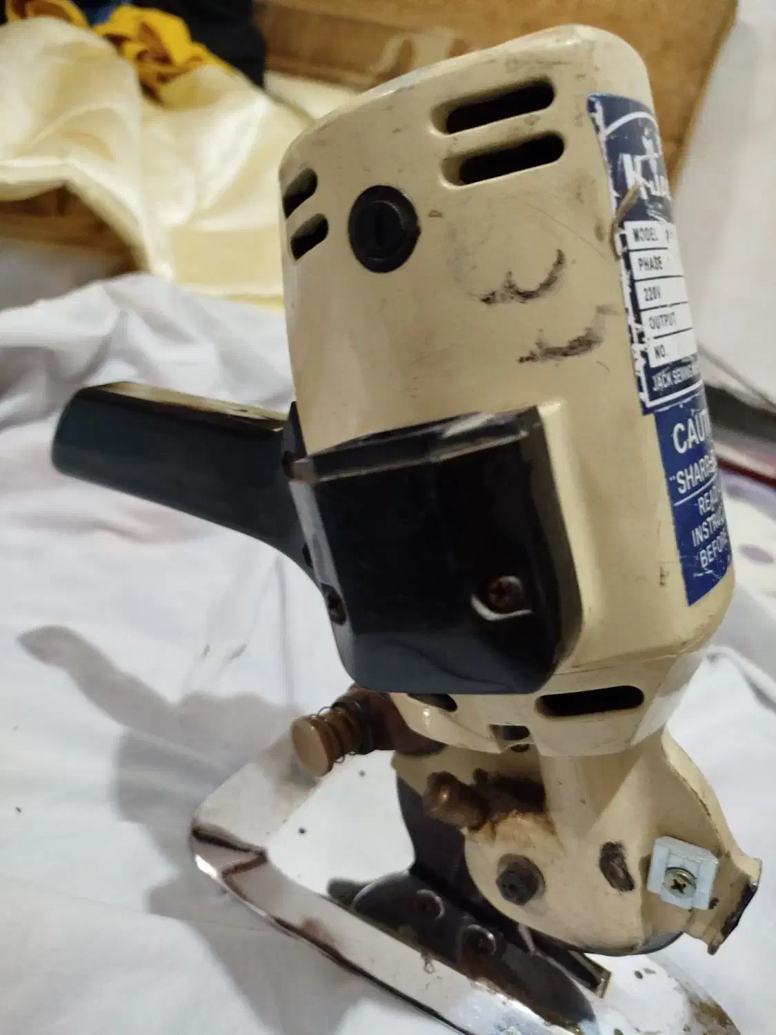 قیچی برقی|لوازم خیاطی و بافتنی|اصفهان, باتون|دیوار