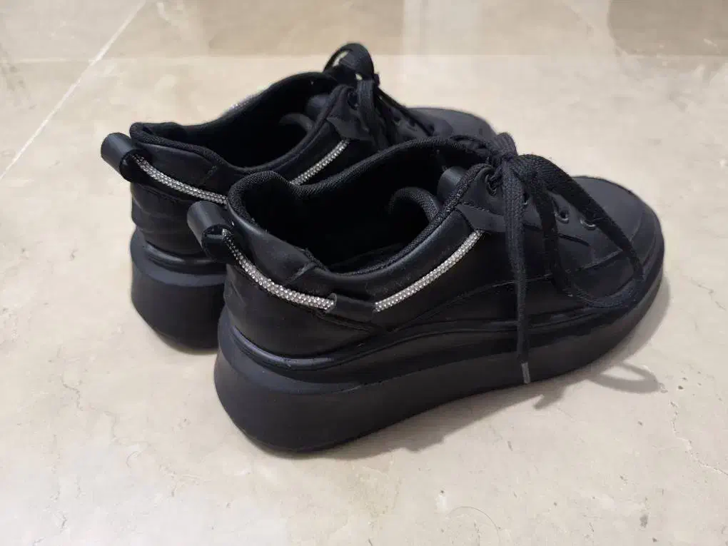 کفش کتونی دخترانه در حد نو|کیف، کفش، کمربند|تهران, شمسآباد|دیوار