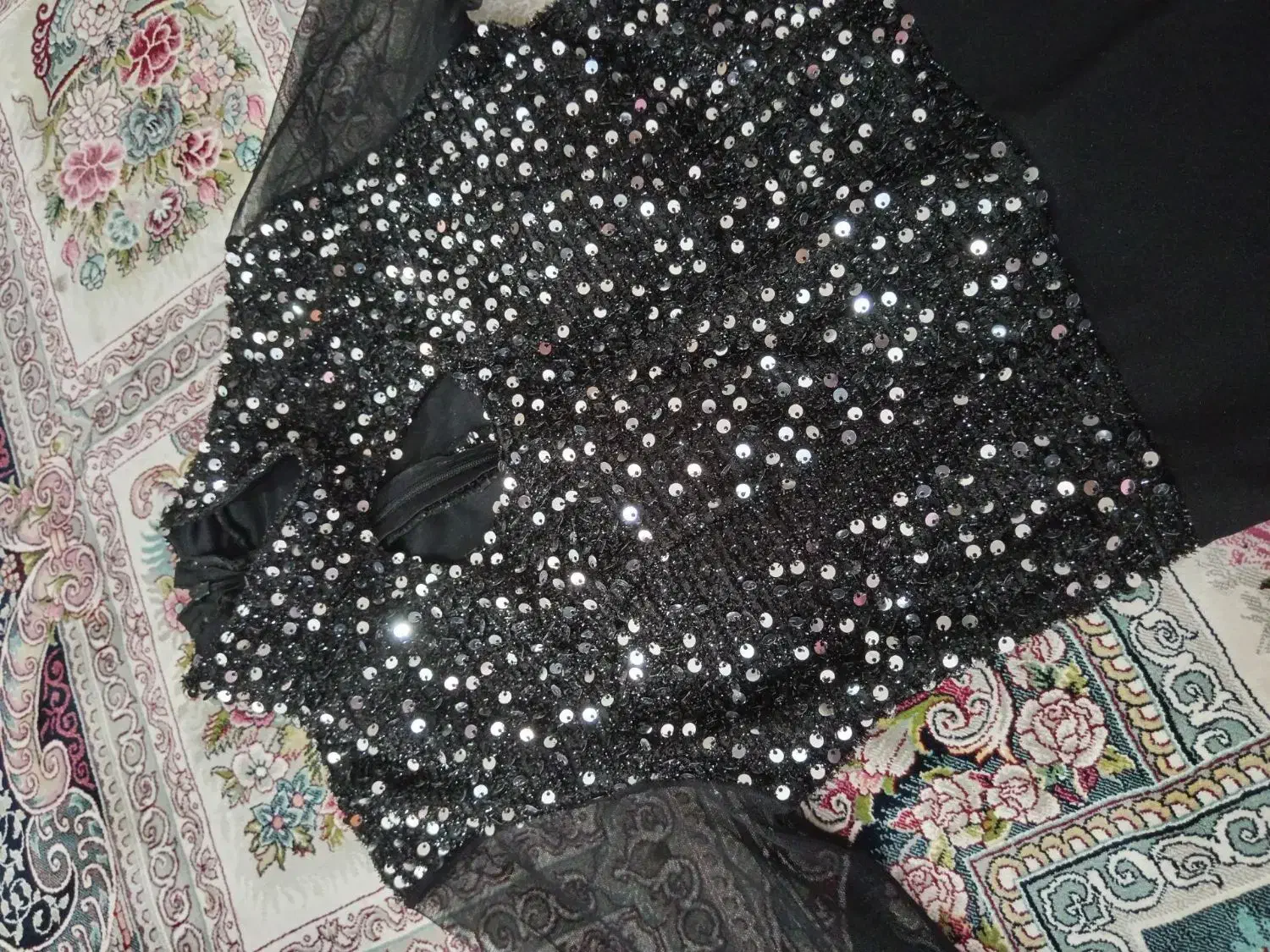 لباس مجلسی|لباس|زبرخان, |دیوار