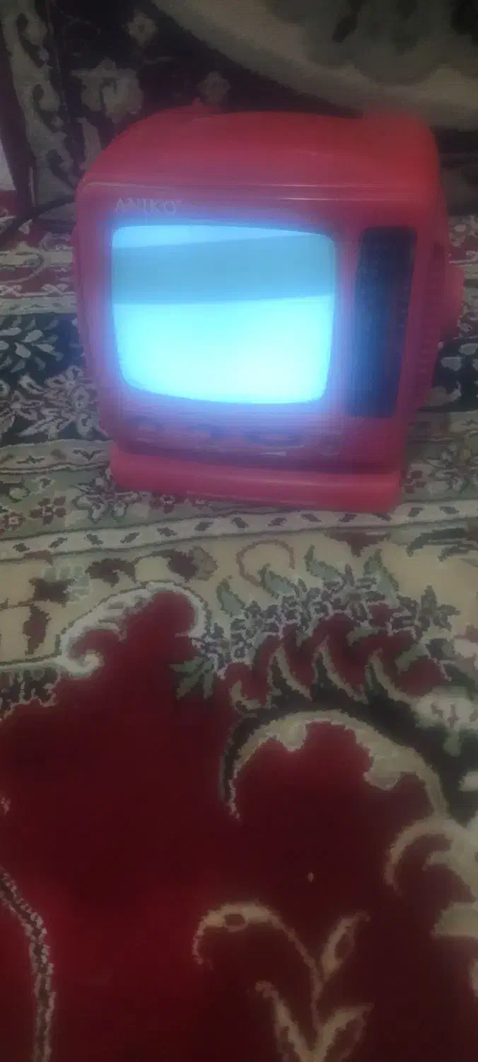 تلوزیون کوچک|تلویزیون و پروژکتور|صحنه, |دیوار