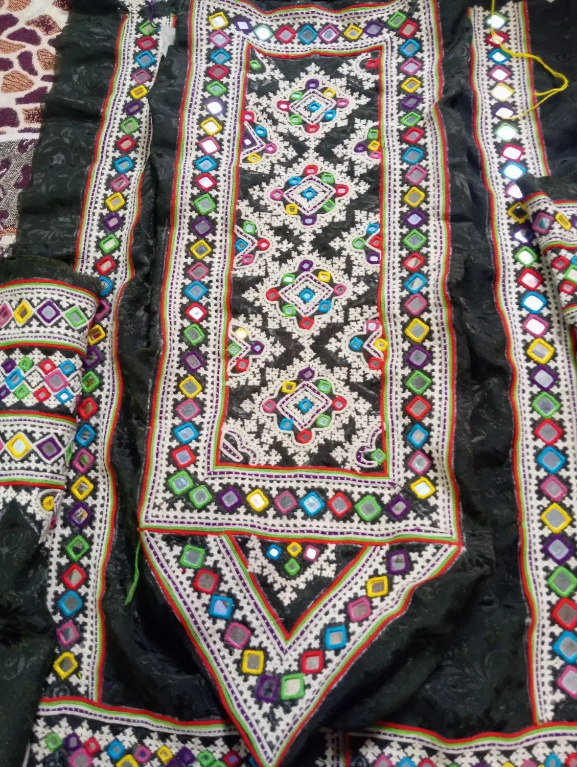 لباس بلوچی دست دوز هفتصد اینه|لباس|جلگه چاه هاشم, |دیوار