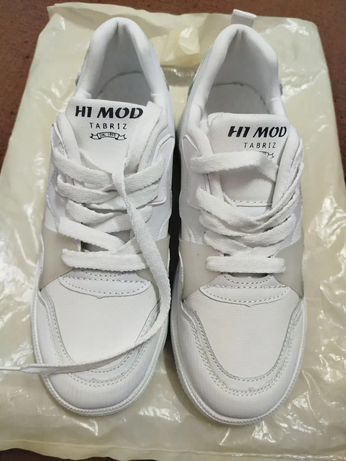 کتونی|کیف، کفش، کمربند|قم, قلعه کامکار|دیوار