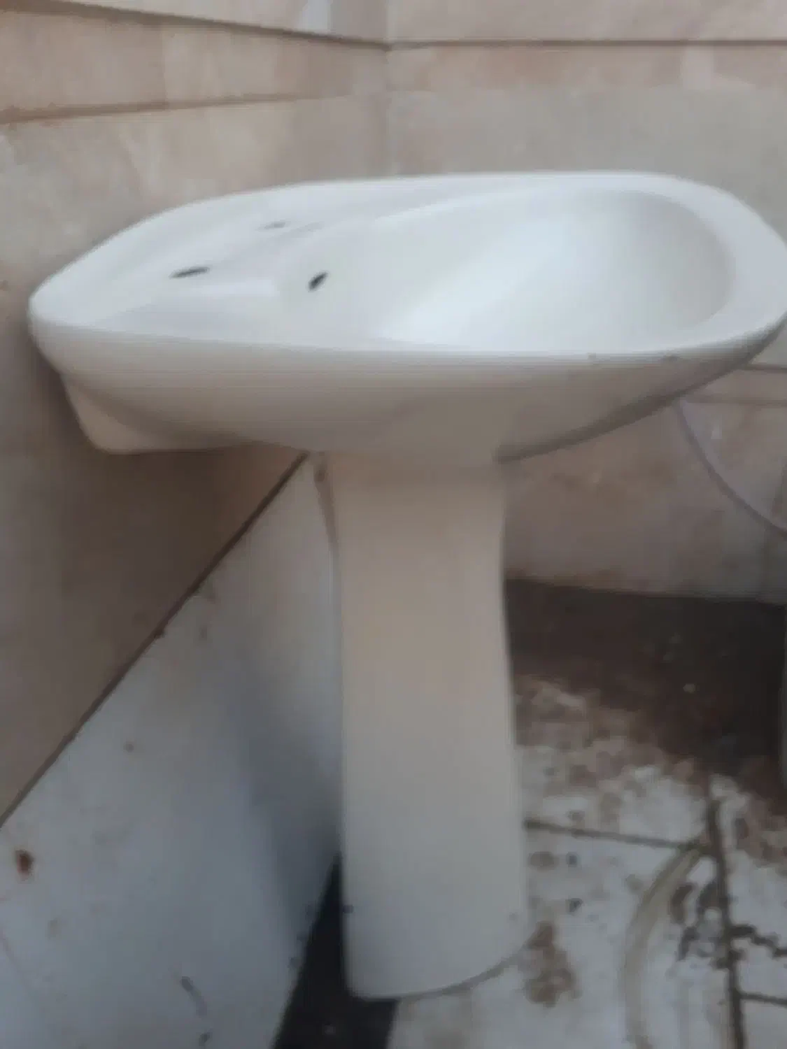 روشویی سالم به همراه پایه مناسب باغ و....|لوازم سرویس بهداشتی|نجفآباد, باغ ملی|دیوار