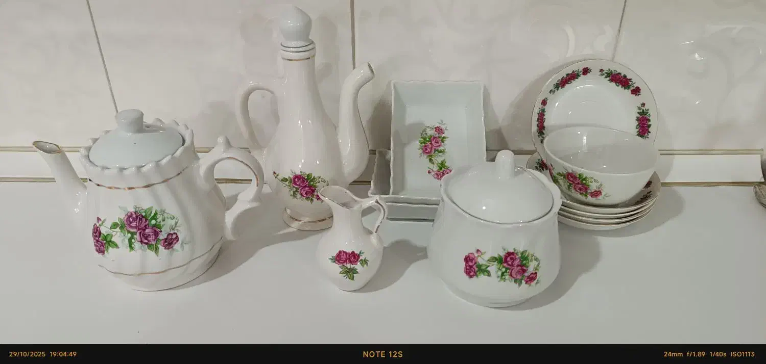 ظروف گل سرخی|کلکسیون اشیاء عتیقه|بهارستان, |دیوار