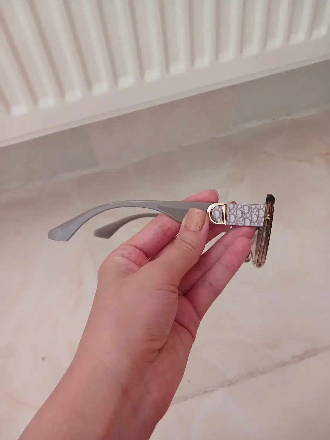 عینک|زیورآلات و اکسسوری|صدرا-فارس, فاز ۲|دیوار