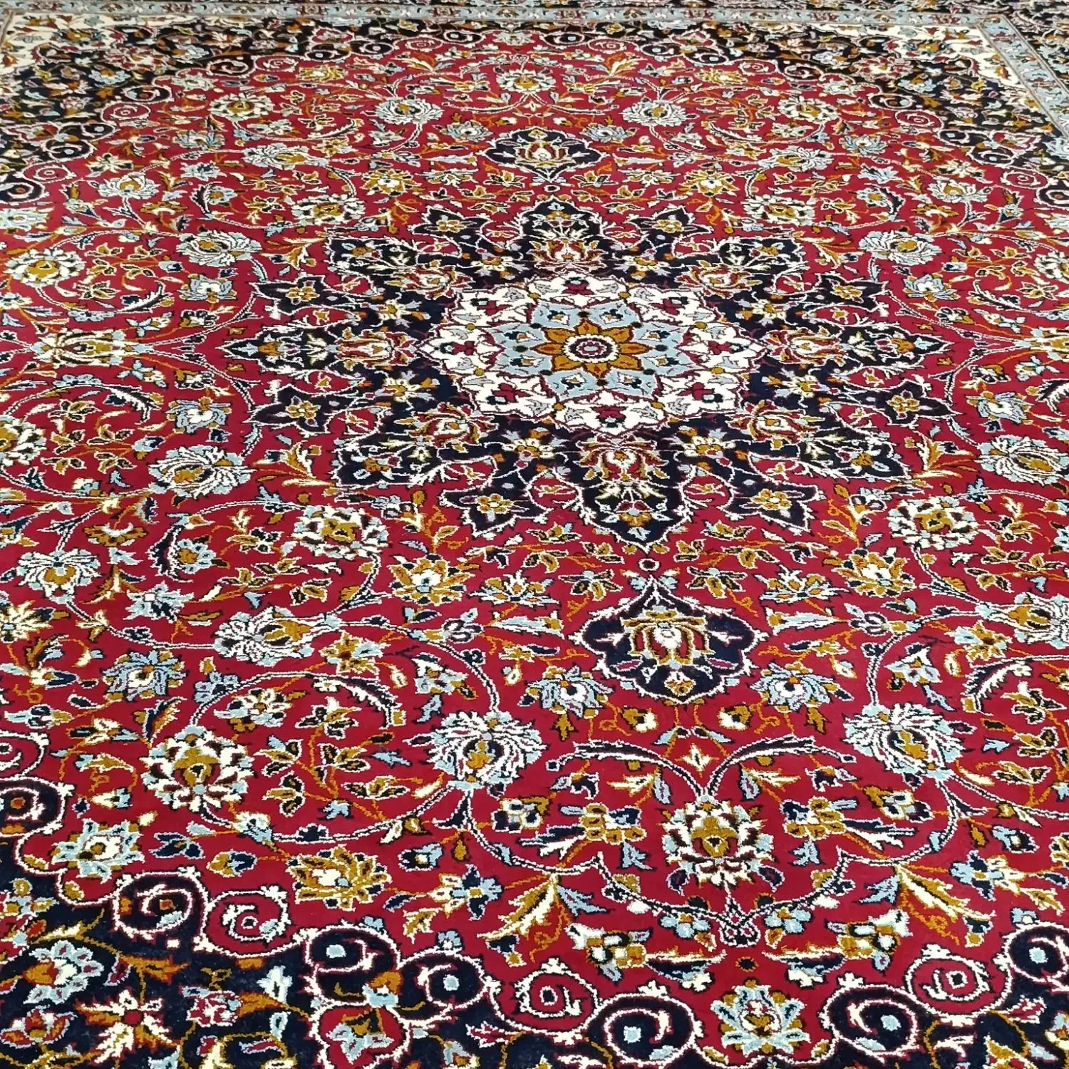 فرش قرمز|فرش|نیشابور, رنج آباد|دیوار