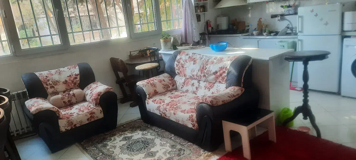 مبلمان سالم نیاز به تعمیر خیلی مختصر پارچه ترک|مبلمان خانگی و میز عسلی|هشتگرد, فاز ۳ مهستان|دیوار