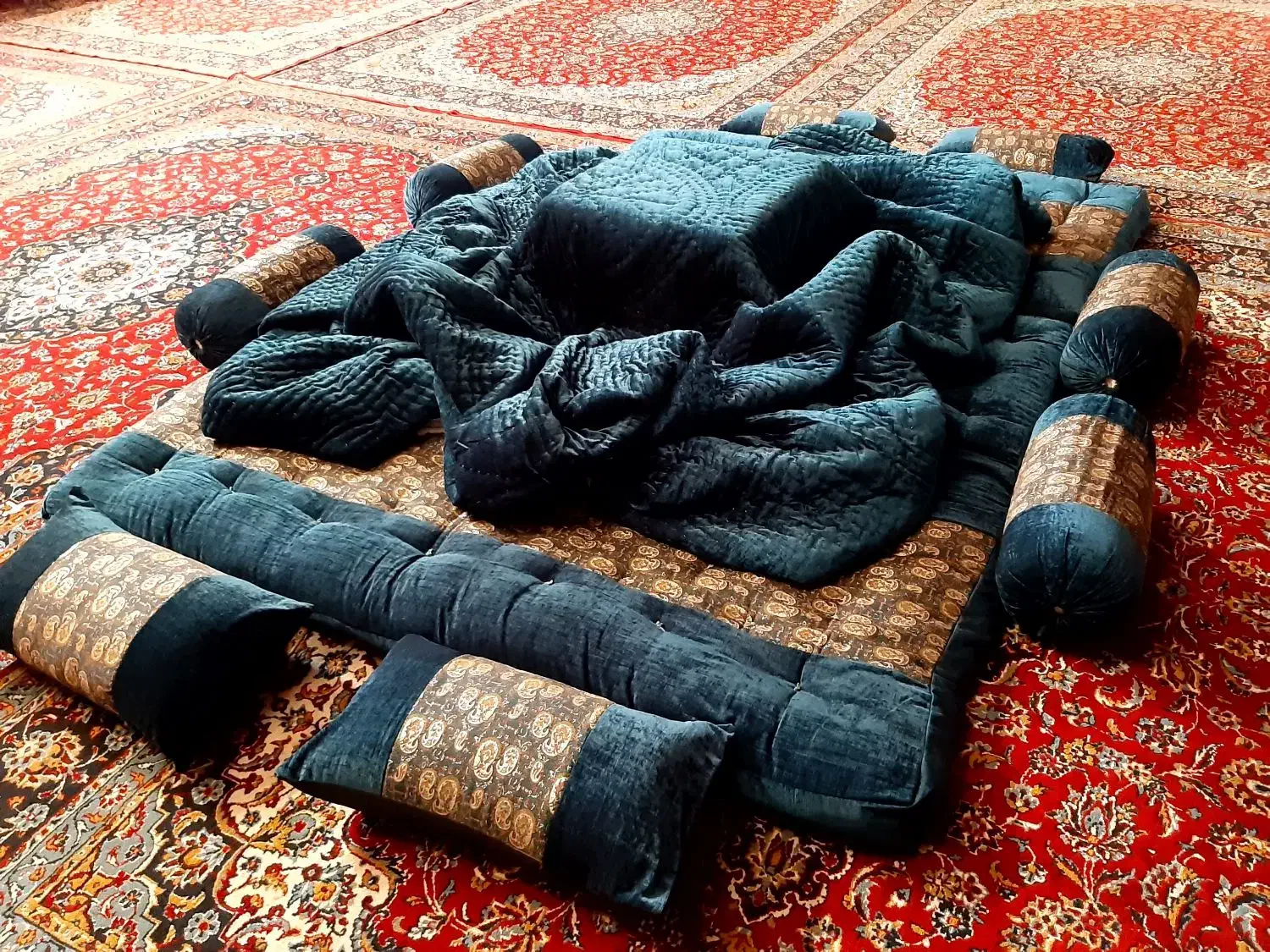 لحاف کرسی|رختخواب، بالش، پتو|کاشان, ملا حبیبالله شریف|دیوار