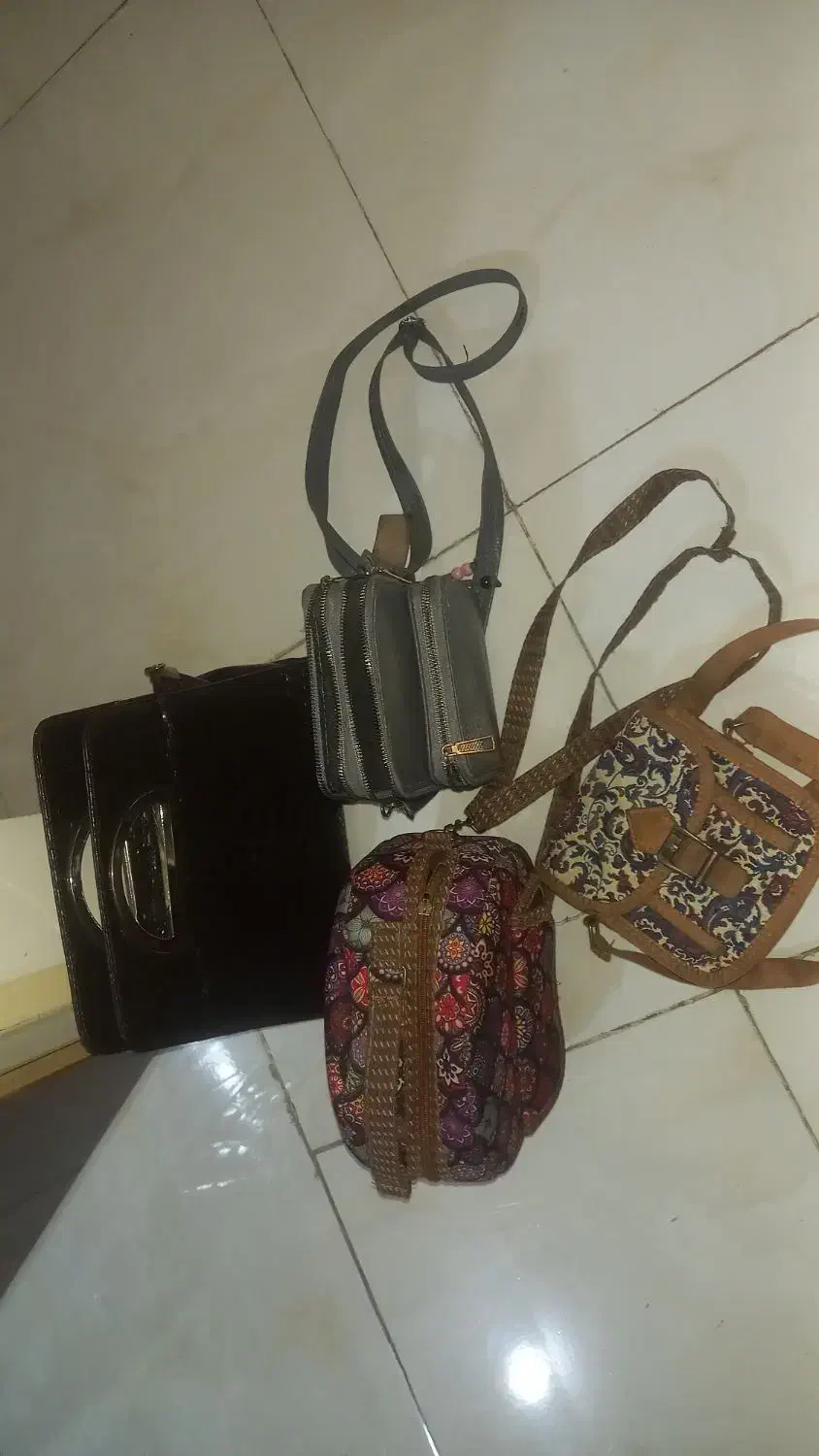 تعدادی کیف های چرم وسنتی ویک جفت کفش چرم ۳۶فروش|کیف، کفش، کمربند|کرج, حصارک بالا|دیوار