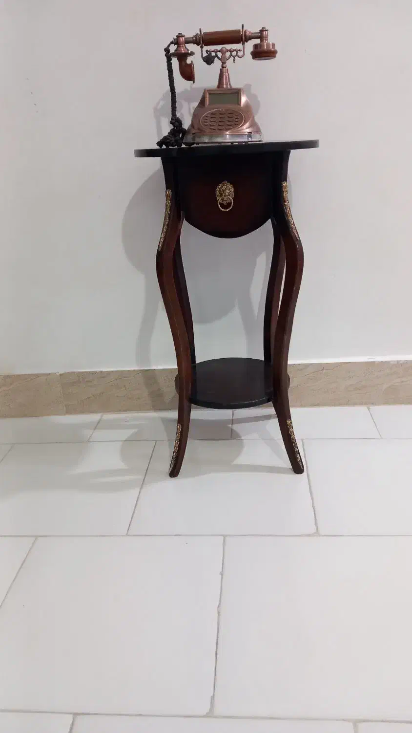 میز تلفن چوب خیلی تمیزدرحدنو۴۰۰ تومن|میز تلفن|تربتحیدریه, ترمینال|دیوار