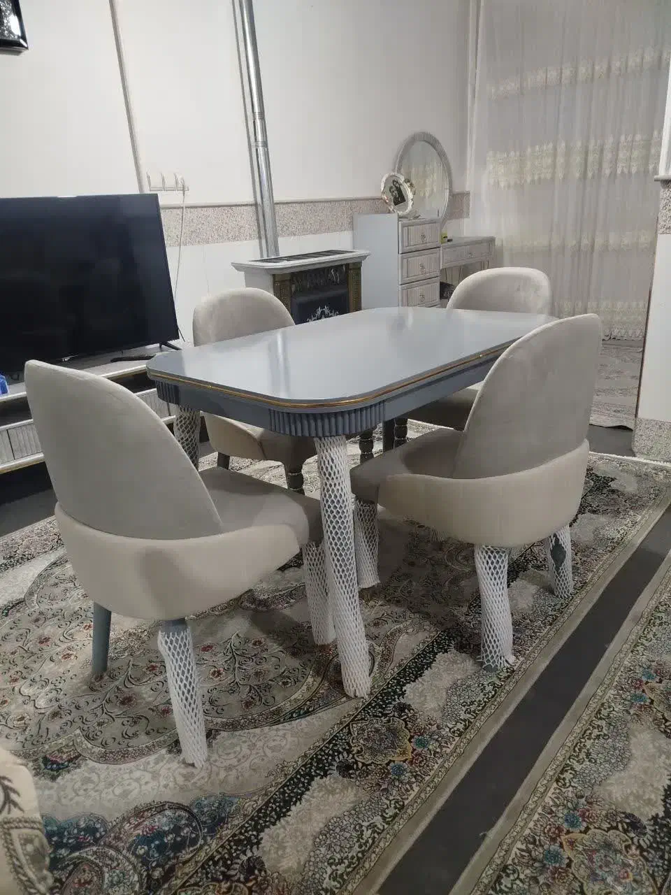 میز غذا خوری|میز و صندلی غذاخوری|قم, ولیعصر|دیوار