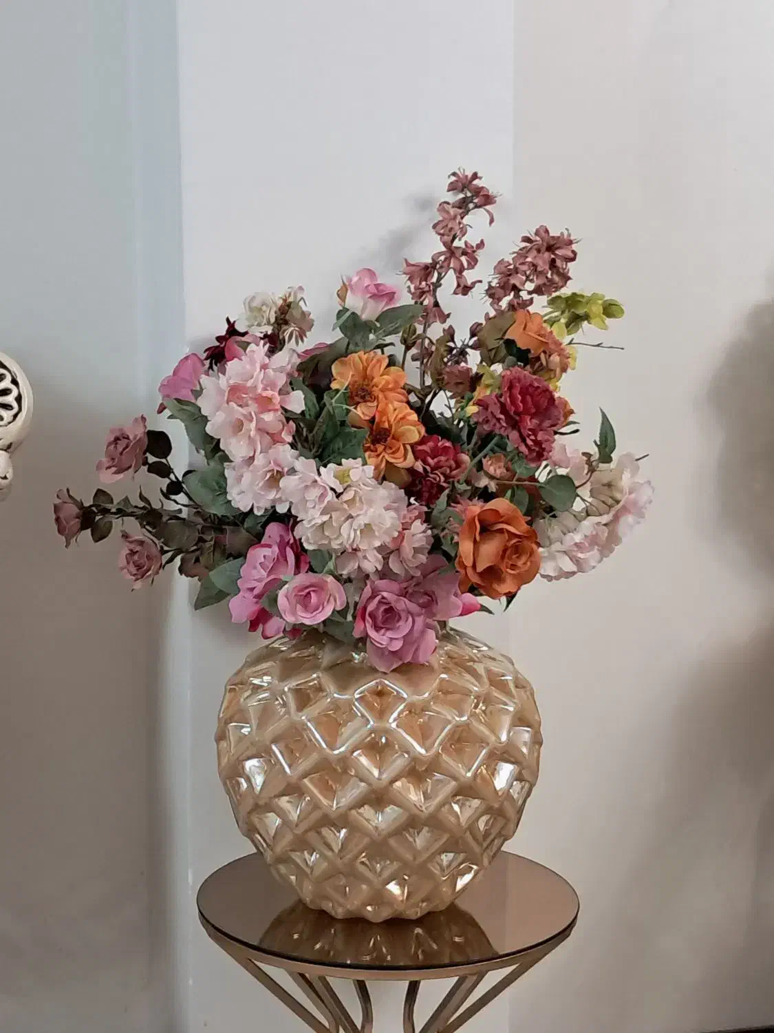 گلو گلدان|گل مصنوعی|رباط‌کریم, رباط‌کریم|دیوار