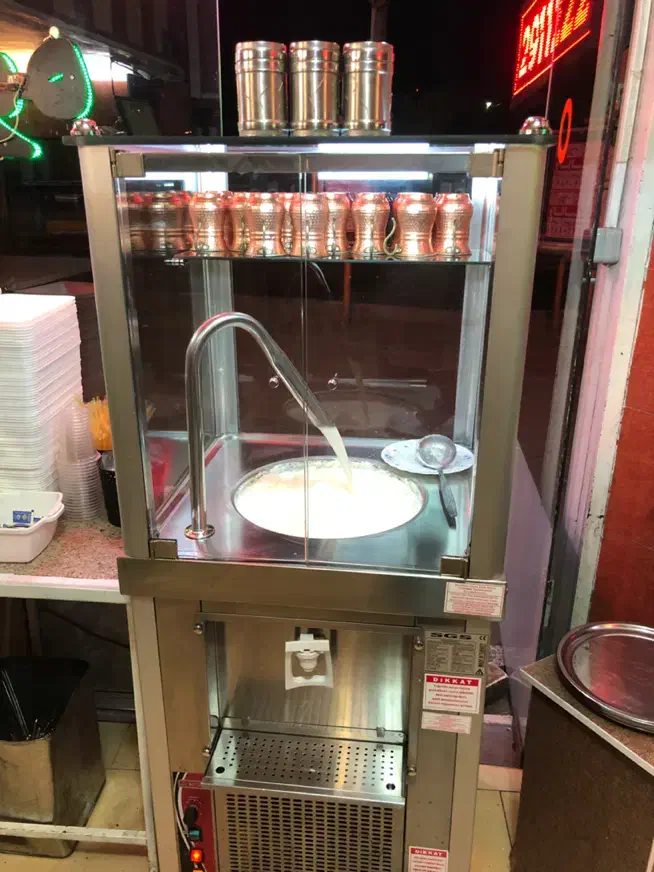 نیروی کار رستوران اقا و خانم|استخدام خدمات فروشگاه و رستوران|قم, بلوار امین و ساحلی|دیوار