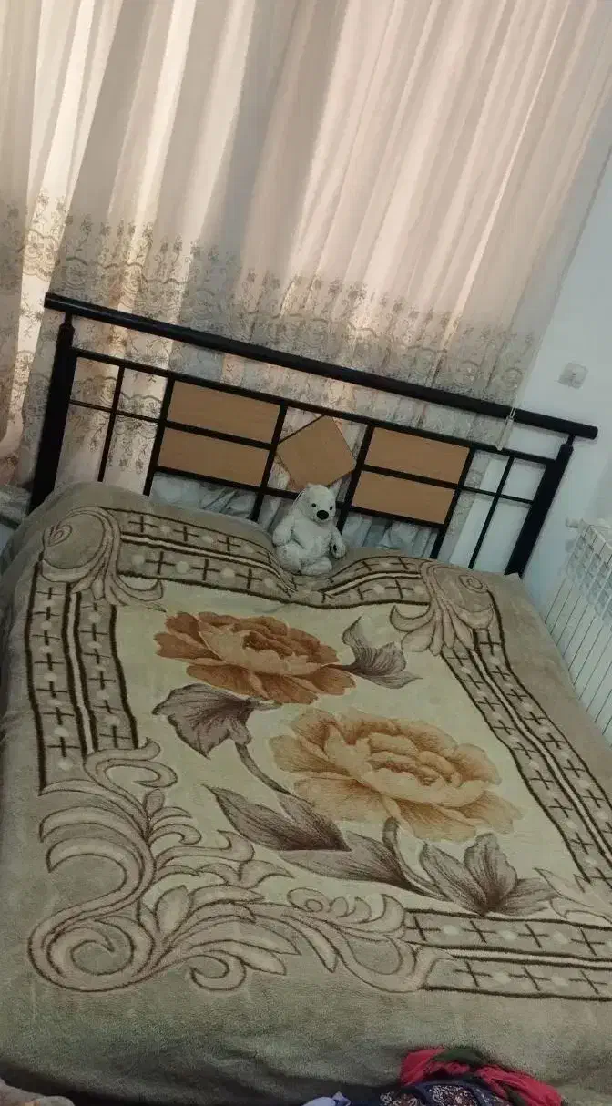 تخت دونفره چوب و فلز با تشک و میز آرایش آینه دار|تخت و سرویس خواب|بیرجند, |دیوار